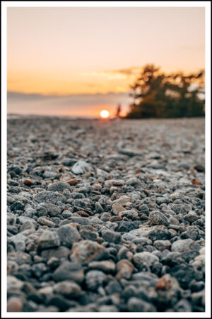Stenstrand i solnedgång